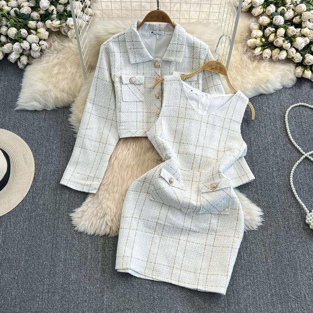 Autumn and winter small fragrant style coarse tweed coat two-piece set of fashionable V-neck waistband slimming effect sleeveless A-line suspender ski