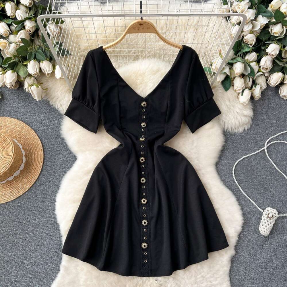 French formal attire can be worn on weekdays as a party socialites elegant dress. Hepburn style waist cinched bubble sleeved small black dress