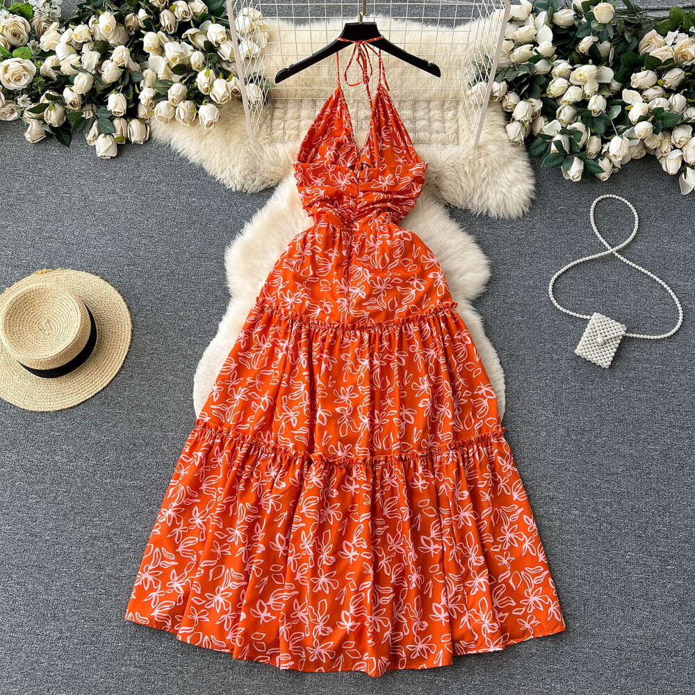French backless floral camisole dress for women in summer with a slim waist and a super fairy split style for vacation. Long skirt