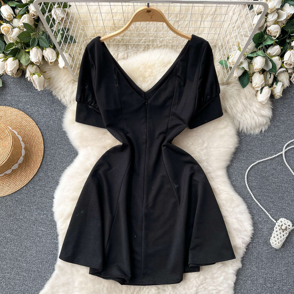 French formal attire can be worn on weekdays as a party socialites elegant dress. Hepburn style waist cinched bubble sleeved small black dress