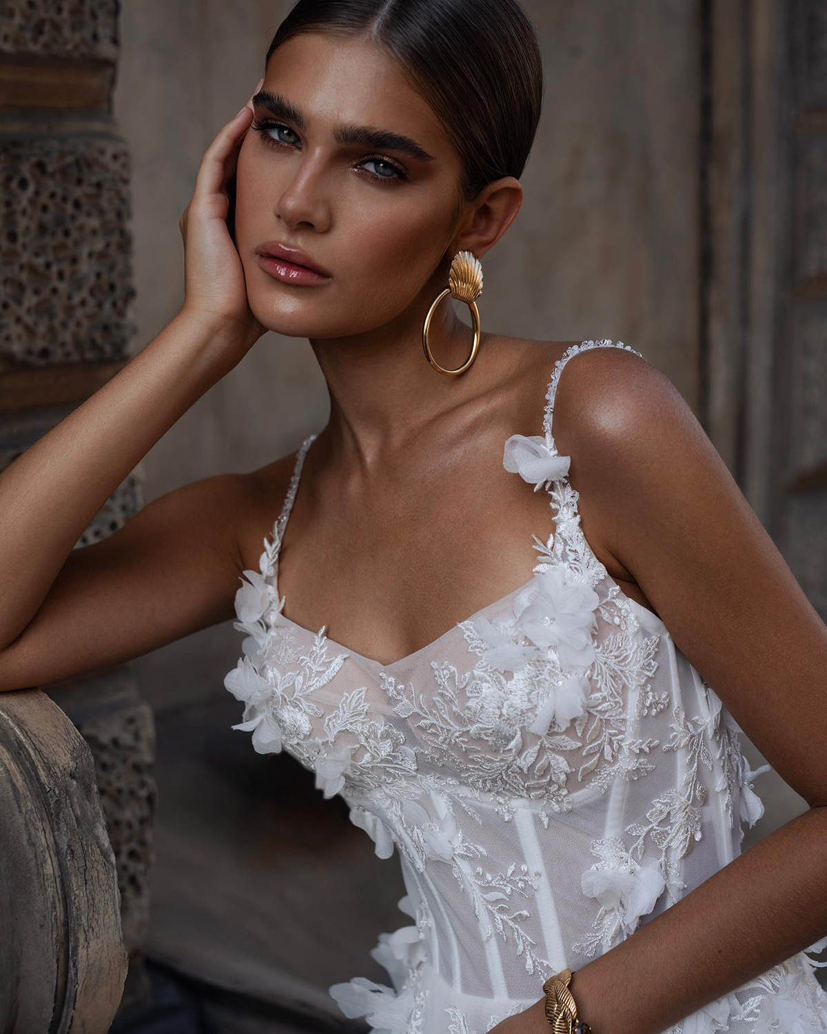 Vintage A Line Women Wedding Dress Spaghetti Strap Sleeveless Bridal Gowns 3D Appliques Backless Split Side Dress Custom Made