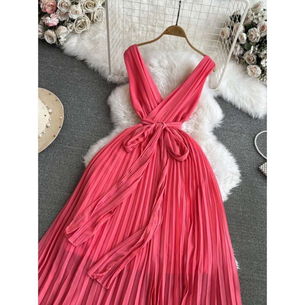 High end light luxury socialite temperament sleeveless V-neck waistband slim A-line pleated dress seaside vacation long dress