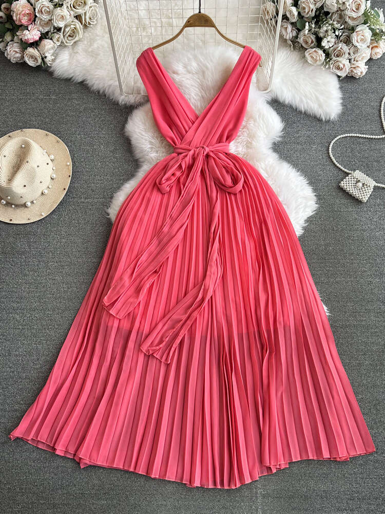 High end light luxury socialite temperament sleeveless V-neck waistband slim A-line pleated dress seaside vacation long dress