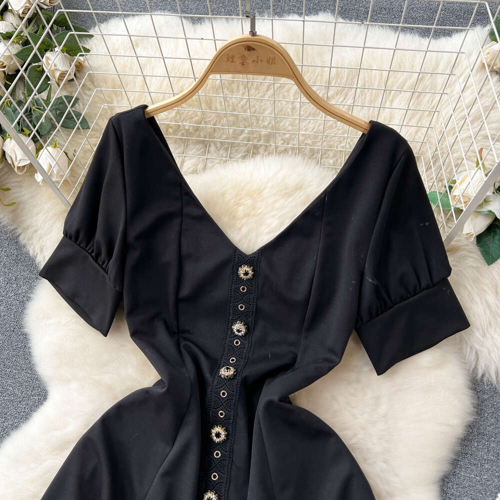French formal attire can be worn on weekdays as a party socialites elegant dress. Hepburn style waist cinched bubble sleeved small black dress