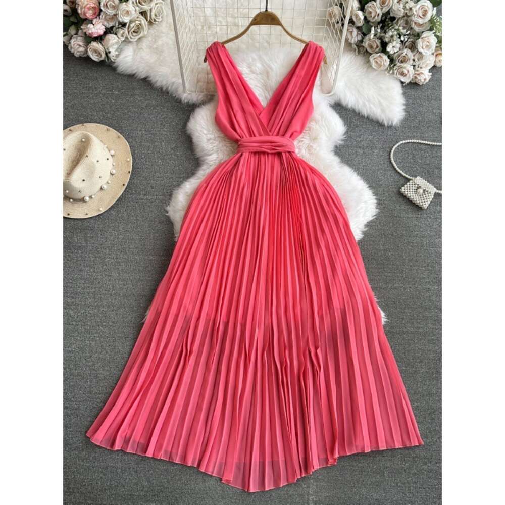High end light luxury socialite temperament sleeveless V-neck waistband slim A-line pleated dress seaside vacation long dress