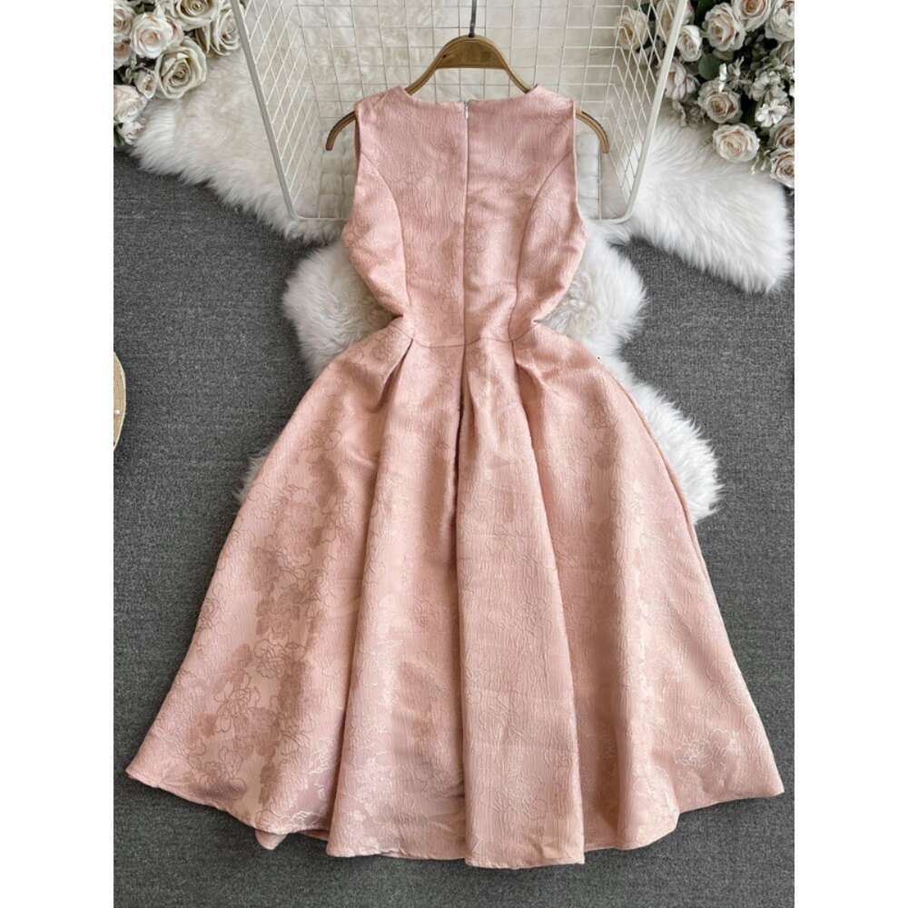 High end light luxury socialite temperament sleeveless round neck waistband slimming effect medium length A-line jacquard vest dress for women