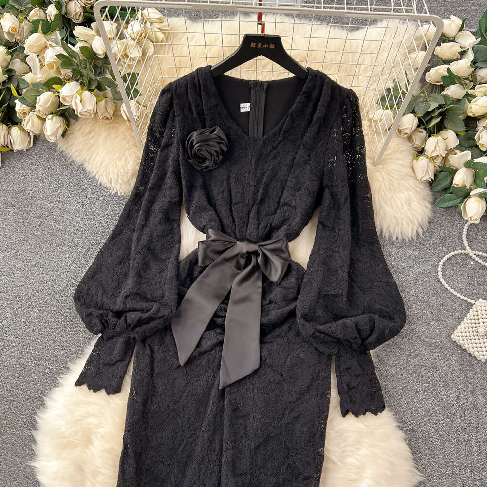 Temperament lace dress female royal sister high-end three-dimensional floral decoration waist closing slim fitting buttocks wrapped French Hepburn lon