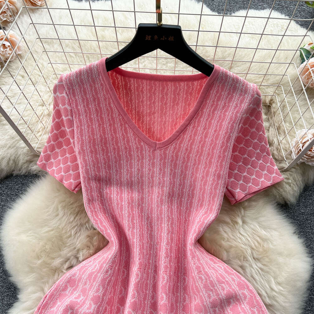 Knitted dress 2023 new womens summer clothing Korean version temperament V-neck slim fit short A-line large hem short skirt childrens trend