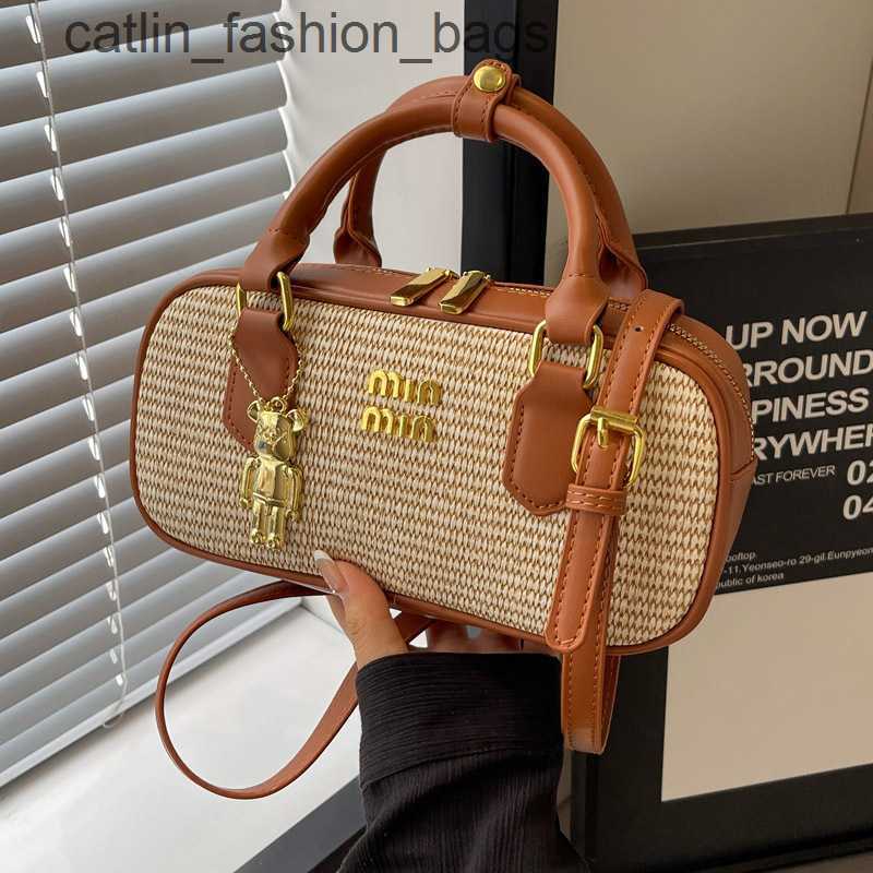 Shoulder Bags 2024 New Grass Woven Mini Bag Womens Mori Cute Summer Crossbody Weaving Handheld Small Square Beach H240603