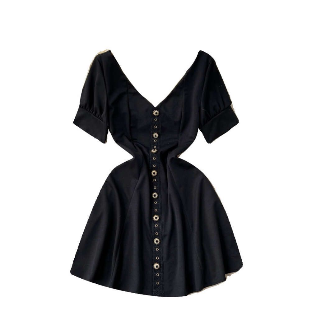 French formal attire can be worn on weekdays as a party socialites elegant dress. Hepburn style waist cinched bubble sleeved small black dress