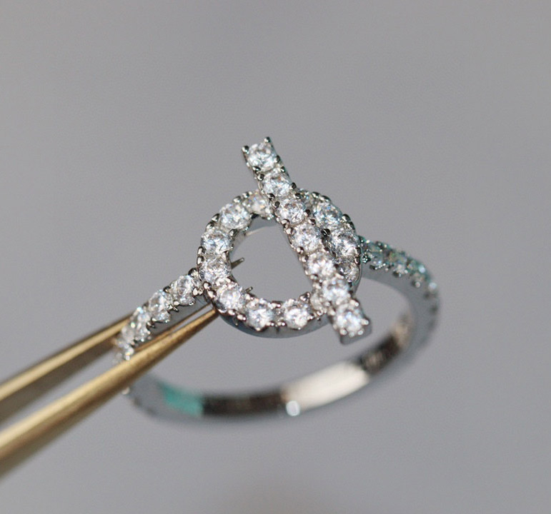 V gold matrial Luxury quality charm punk ring with round shape and sparkly diamond in silver plated have stamp box PS3112