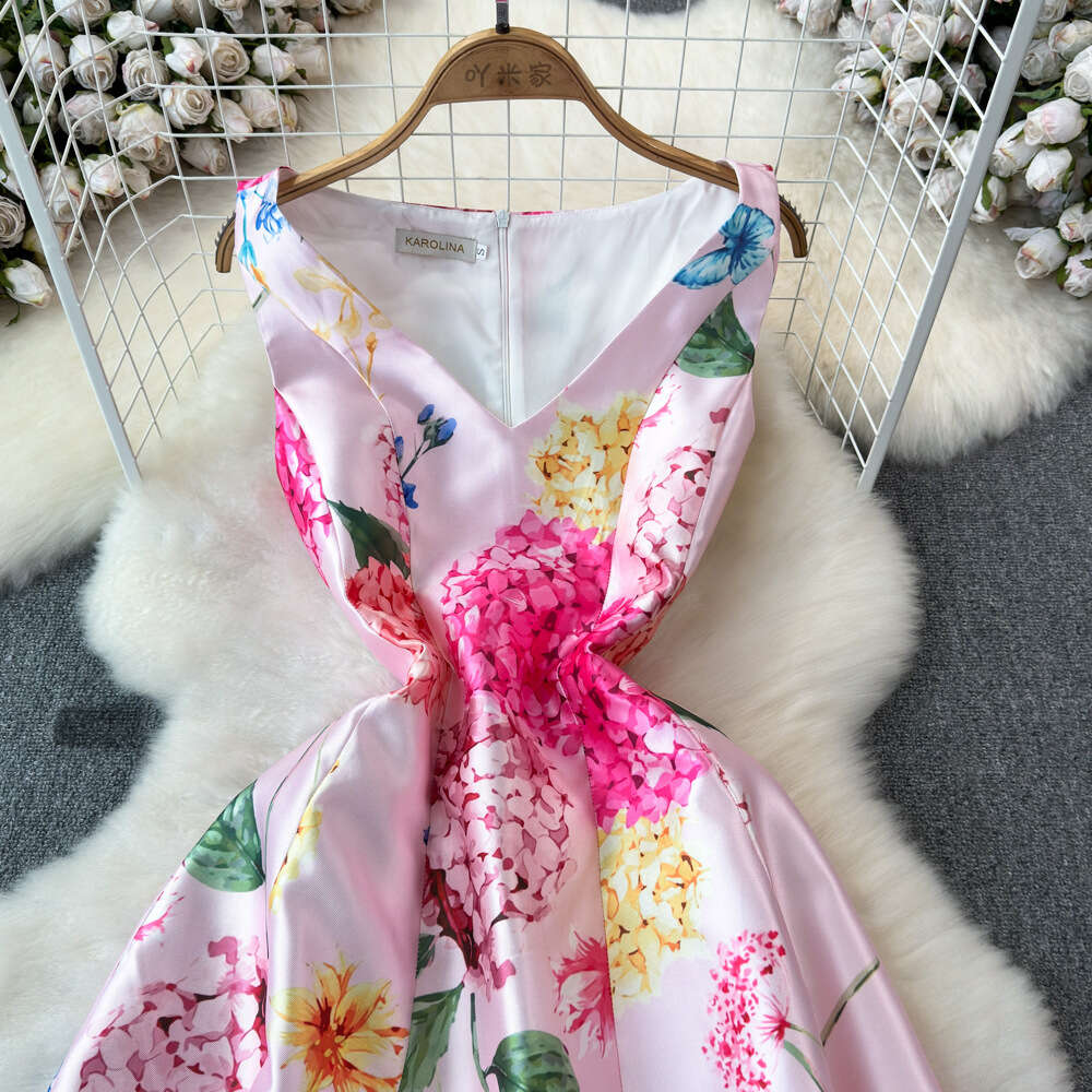 Luxury and socialite temperament sleeveless V-neck waistband slim A-line three-dimensional cut printed large hem dress summer dress