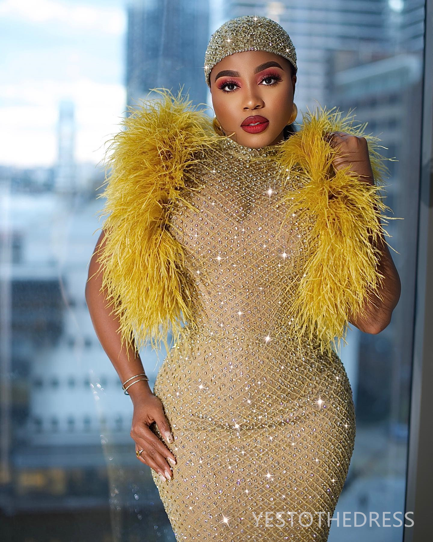 R&W 2024 Plus Size Gold Prom Evening Dresses Sheath Feather Rhies Promdress Lace Sexy Back Split Birthday Dress Abendkleider Second Reception Gown AM1