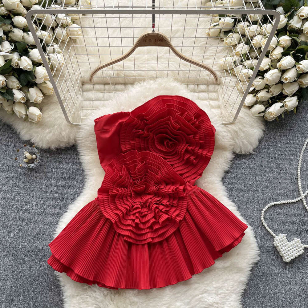 The design of a bra top feels like a niche female heavy worker with pleated threedimensionalf lowersf ors limf ittinga ndi rregularl otusl eafs wingTh