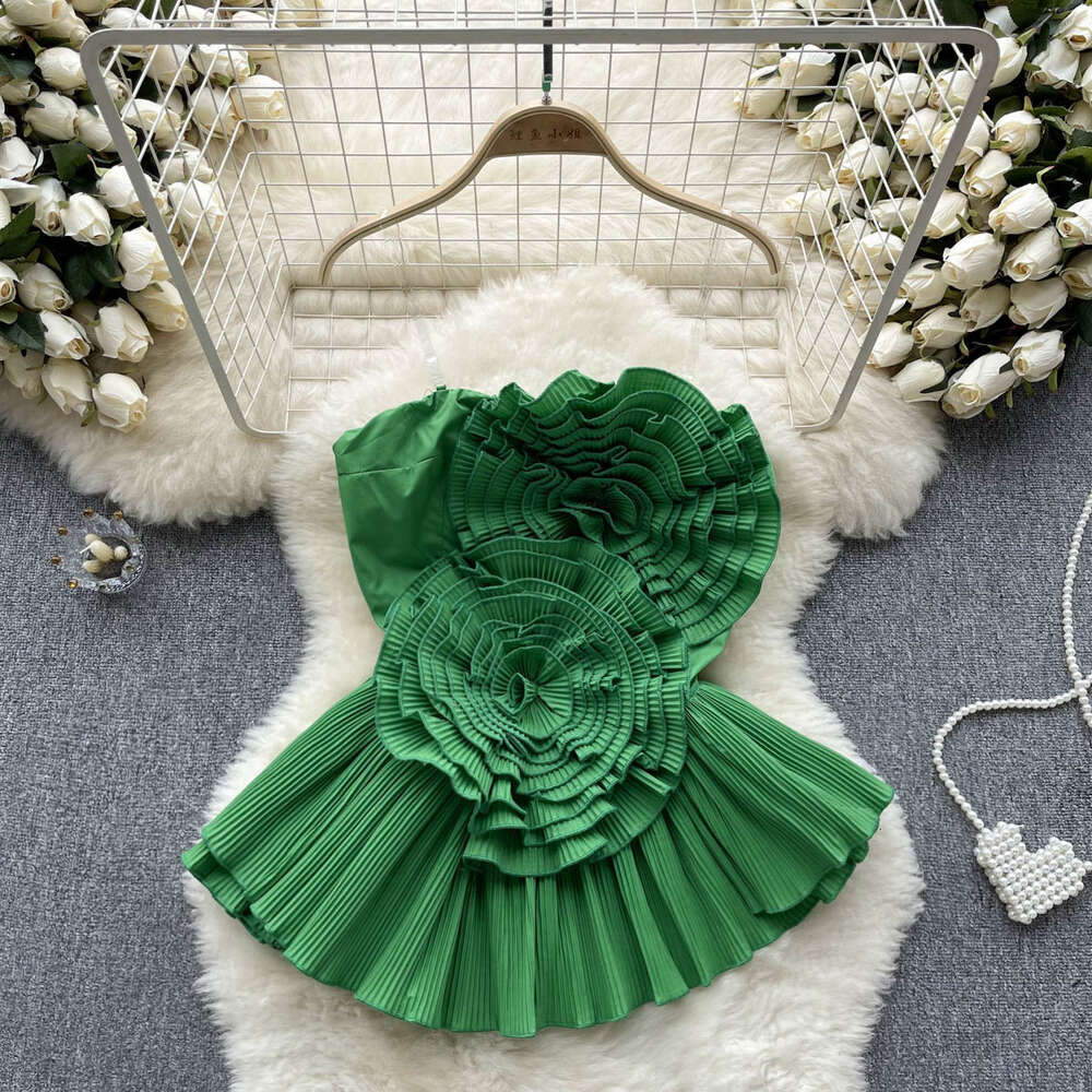 The design of a bra top feels like a niche female heavy worker with pleated threedimensionalf lowersf ors limf ittinga ndi rregularl otusl eafs wingTh