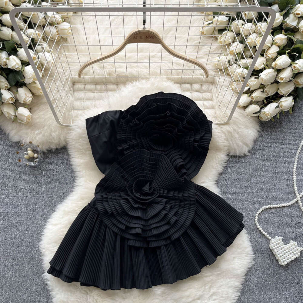 The design of a bra top feels like a niche female heavy worker with pleated threedimensionalf lowersf ors limf ittinga ndi rregularl otusl eafs wingTh