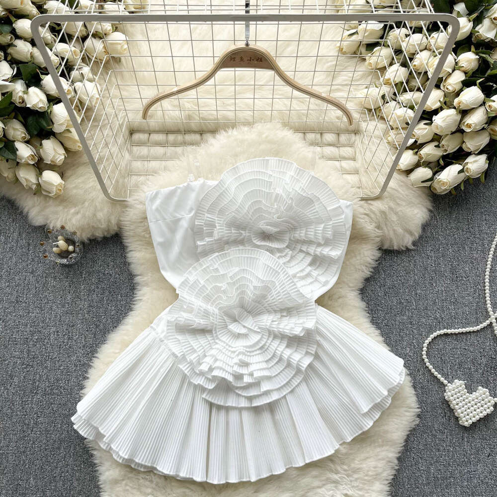 The design of a bra top feels like a niche female heavy worker with pleated threedimensionalf lowersf ors limf ittinga ndi rregularl otusl eafs wingTh