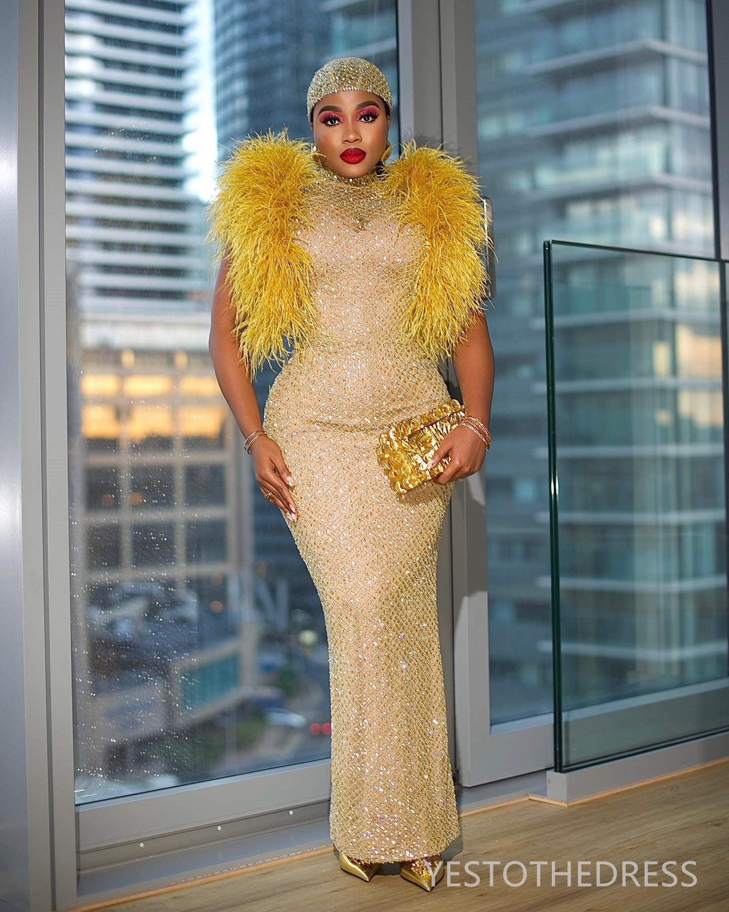 R&W 2024 Plus Size Gold Prom Evening Dresses Sheath Feather Rhies Promdress Lace Sexy Back Split Birthday Dress Abendkleider Second Reception Gown AM1