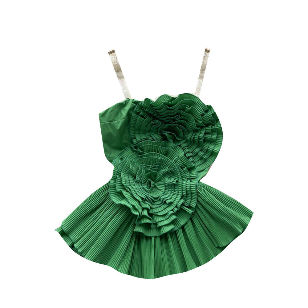 The design of a bra top feels like a niche female heavy worker with pleated threedimensionalf lowersf ors limf ittinga ndi rregularl otusl eafs wingTh