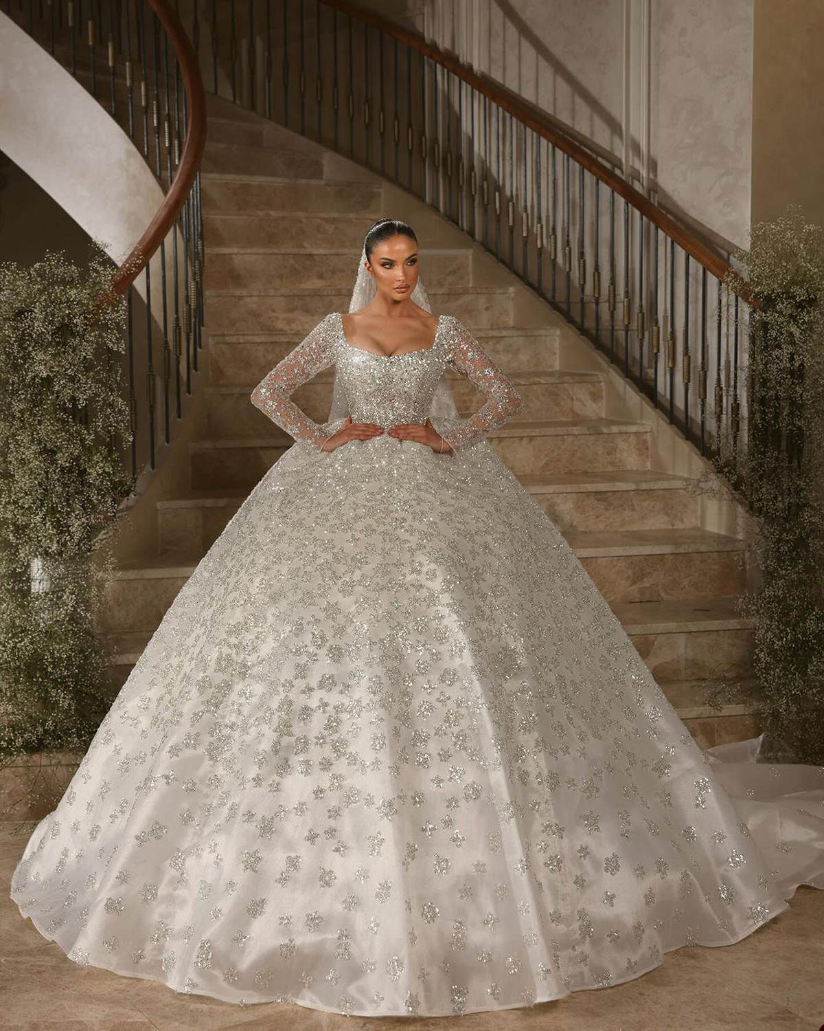 Modern Luxury Ball Gown Wedding Dresses Scoop Neck Beading Long Sleeve Pleat Ruched Satin Princess Bridal Gowns for Bride