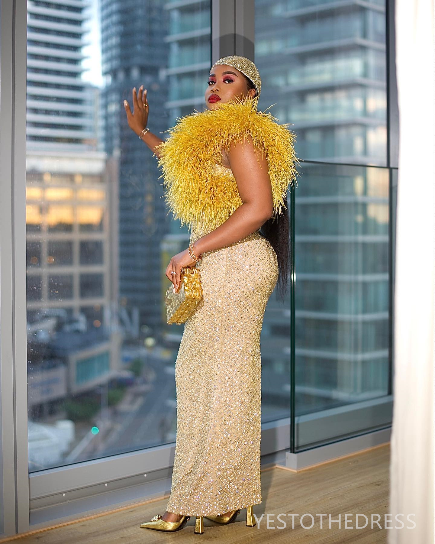 R&W 2024 Plus Size Gold Prom Evening Dresses Sheath Feather Rhies Promdress Lace Sexy Back Split Birthday Dress Abendkleider Second Reception Gown AM1