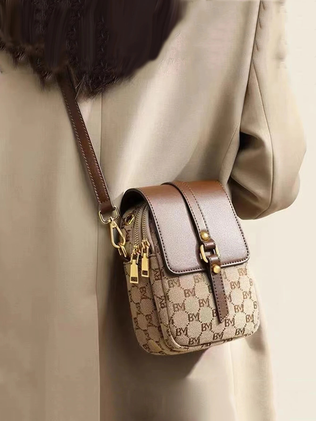 Womens checkered diagonal cross small round bag retro contrasting flip shoulder bag 240515