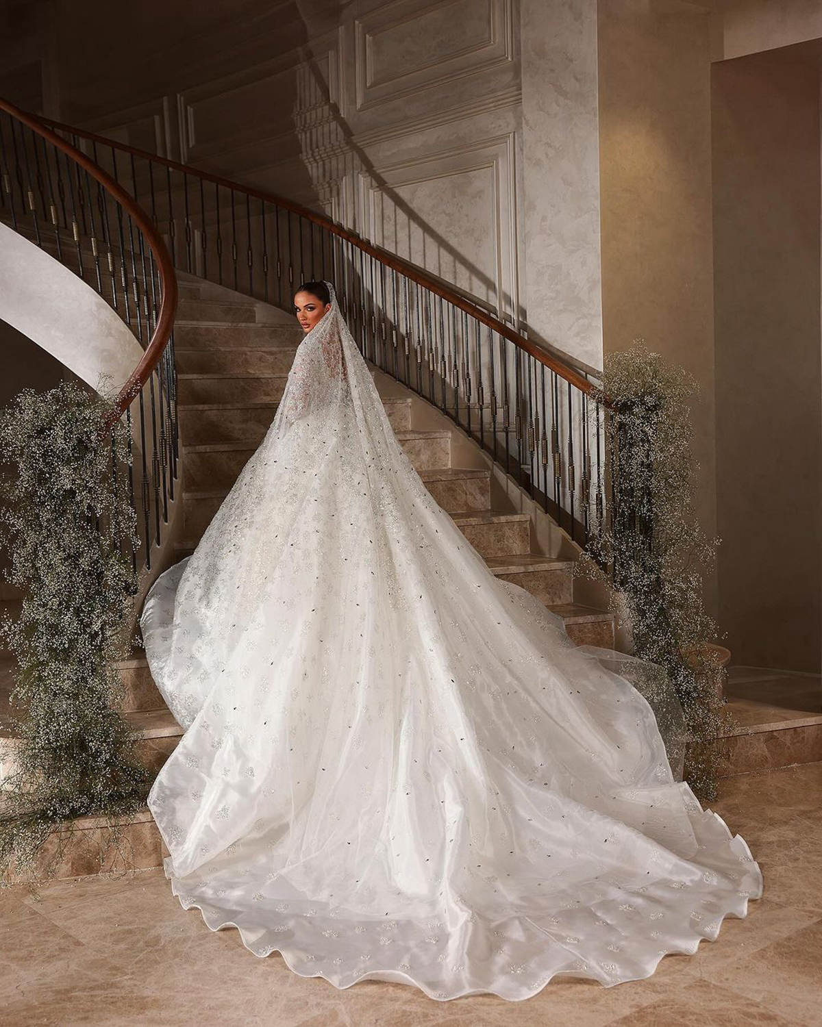 Modern Luxury Ball Gown Wedding Dresses Scoop Neck Beading Long Sleeve Pleat Ruched Satin Princess Bridal Gowns for Bride