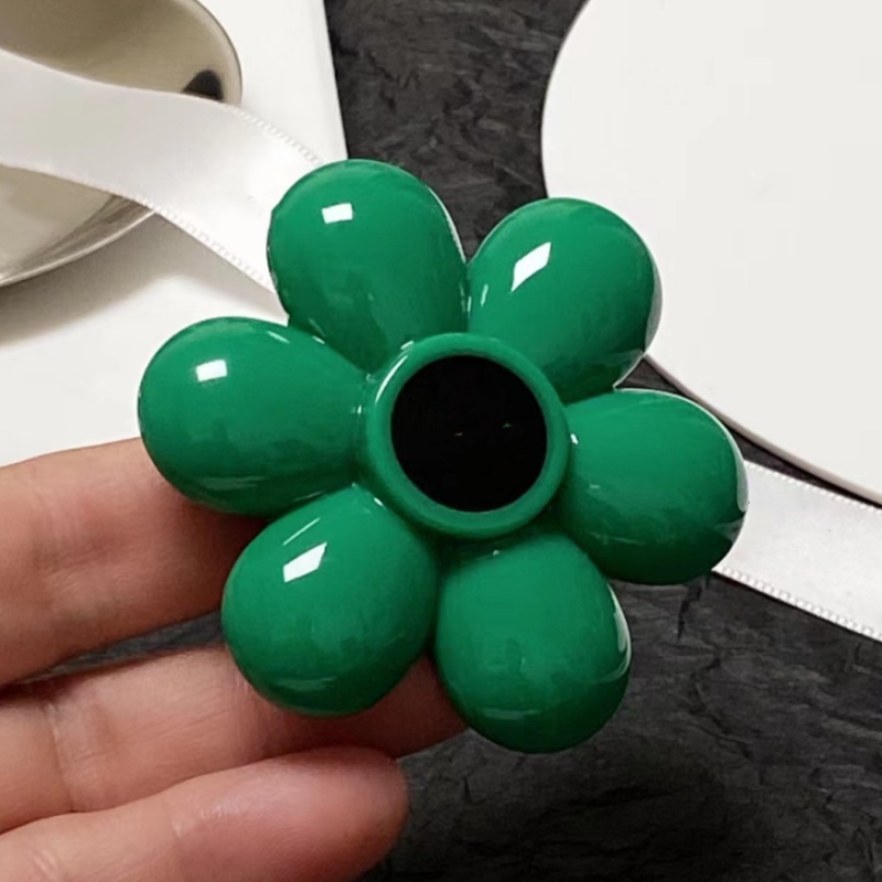 Men Women Designer Brooch Pins Hot Trendy Acrylic Luxury Letter White Black Green Flower Brooches Pins for Wedding Party Nice Gift for Friends