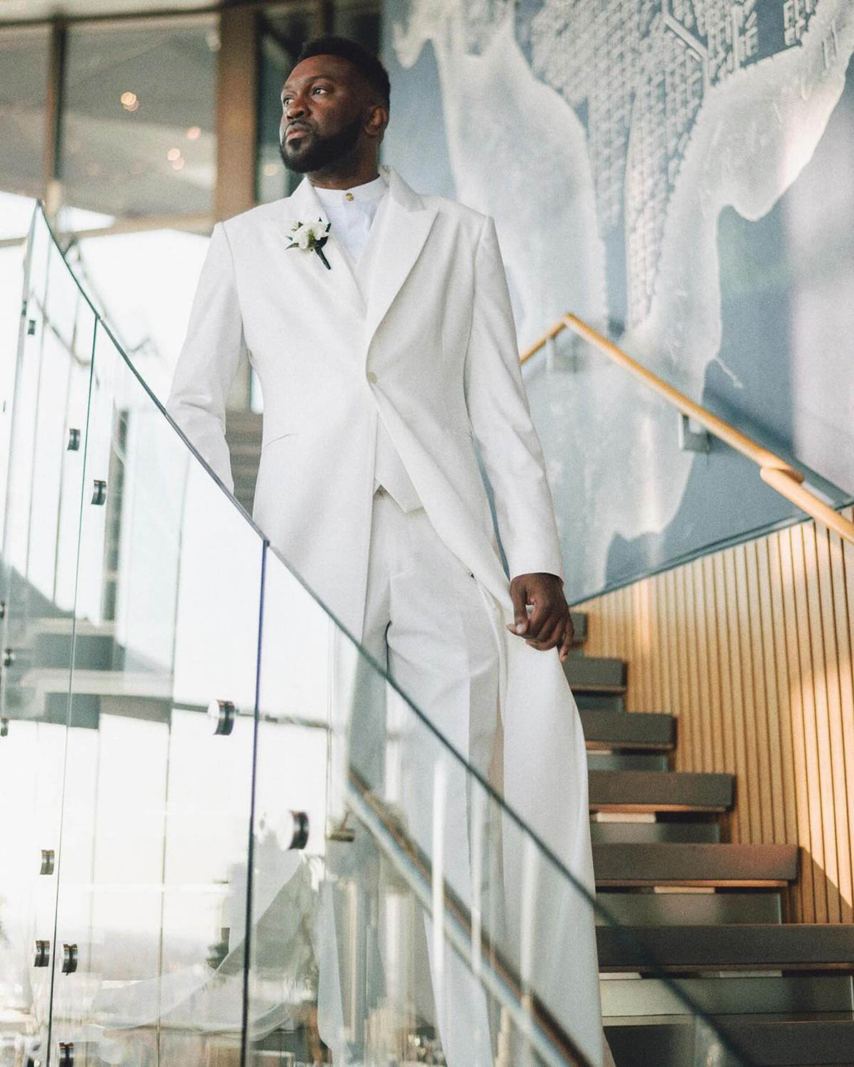 White Customized Mens Wedding Tuxedos Peaked Lapel Groom Wear Dinner Prom Party Long Jacket 3 Pieces With Vest