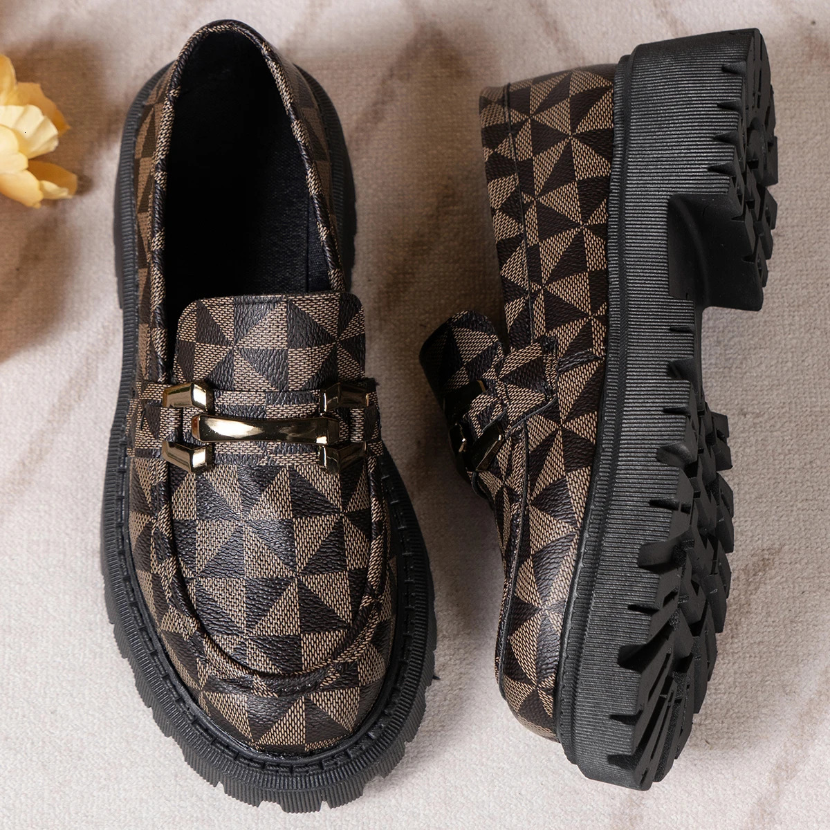 Womens shoes fashionable and elegant summer casual leather transparent circular toes 240605