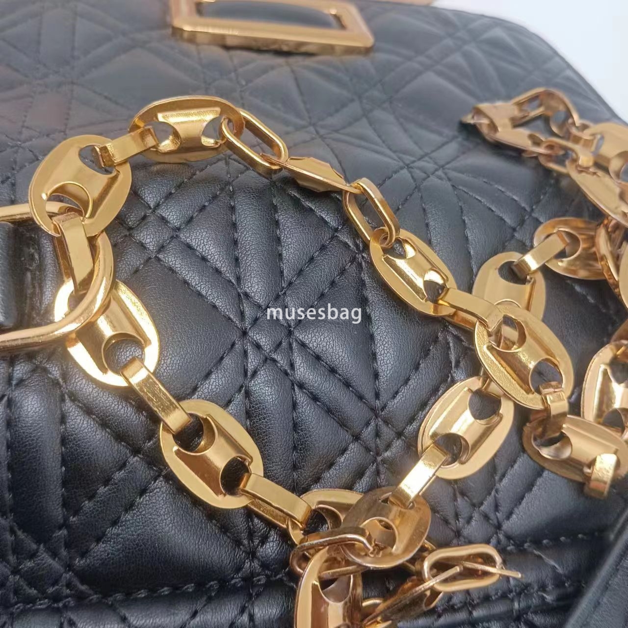New Embroidered Shoulder Bag Versatile Lock Chain Crossbody Bag Fashionable and Casual Small Square Bag Small Underarm Bag Commuting Handbag