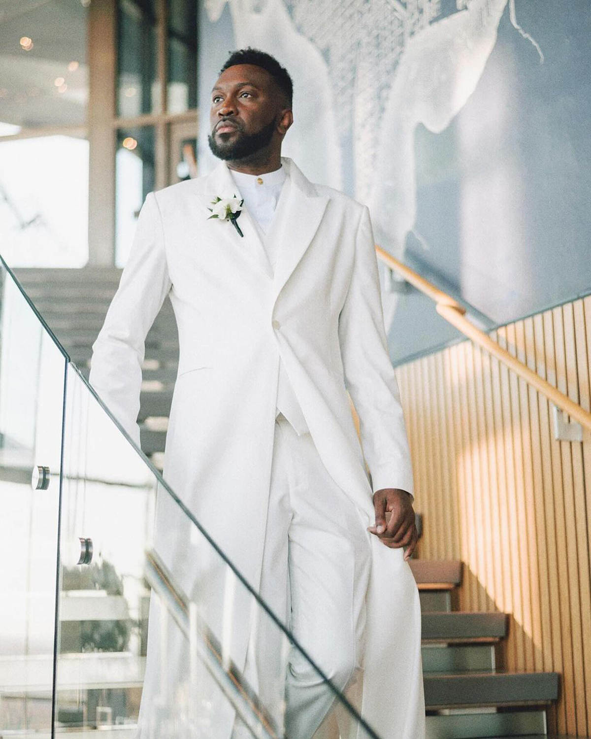 White Customized Mens Wedding Tuxedos Peaked Lapel Groom Wear Dinner Prom Party Long Jacket 3 Pieces With Vest