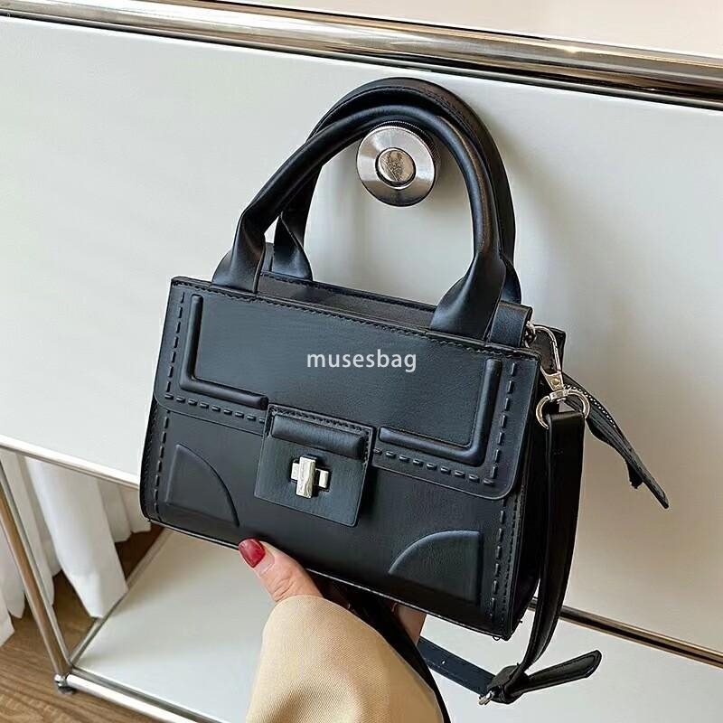 New dopamine fashionable shoulder bag lightweight lock buckle handbag casual and cute crossbody bag travel essential mini bag