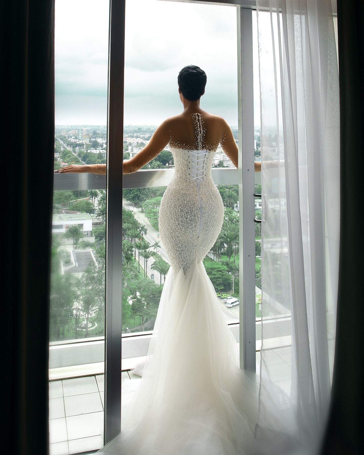 Aso Ebi 2024 White Mermaid Wedding Dresses Sheer Neck Beaded Pearls Luxurious Bridal Gowns Dresses LF067