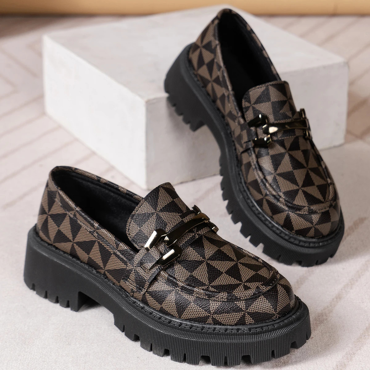 Womens shoes fashionable and elegant summer casual leather transparent circular toes 240605