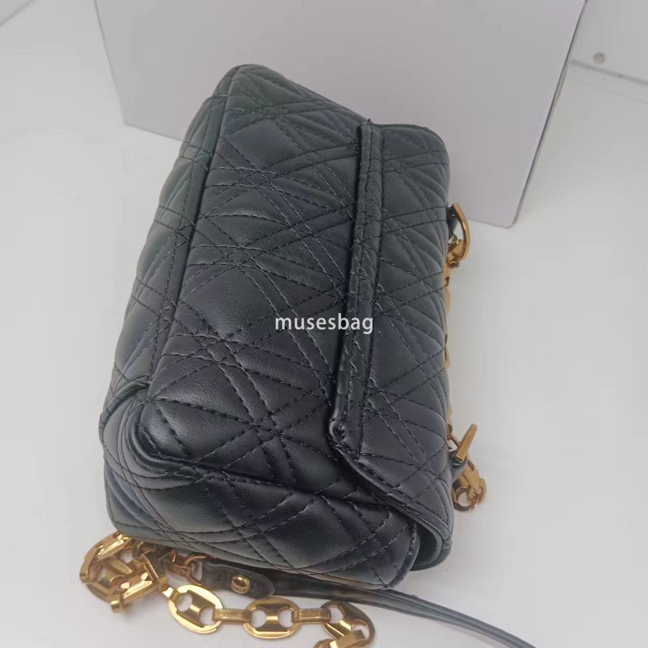 New Embroidered Shoulder Bag Versatile Lock Chain Crossbody Bag Fashionable and Casual Small Square Bag Small Underarm Bag Commuting Handbag