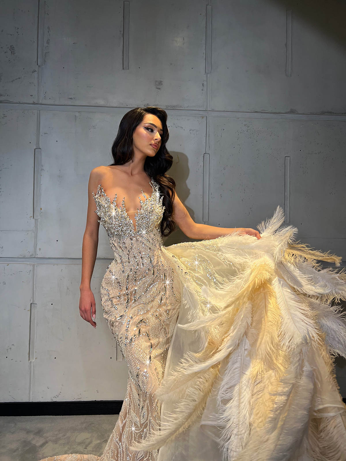 Gorgeous Mermaid Evening Dresses Strapless Sleeveless Gown Crystal Feather Sequins Sweep Train Prom Party Dress Custom Made