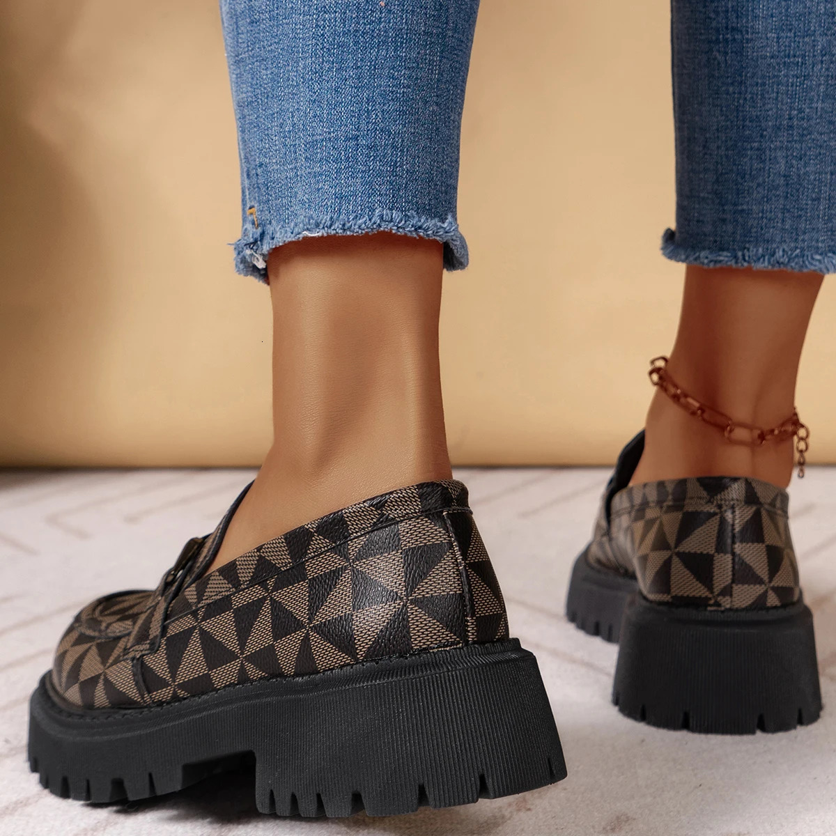 Womens shoes fashionable and elegant summer casual leather transparent circular toes 240605