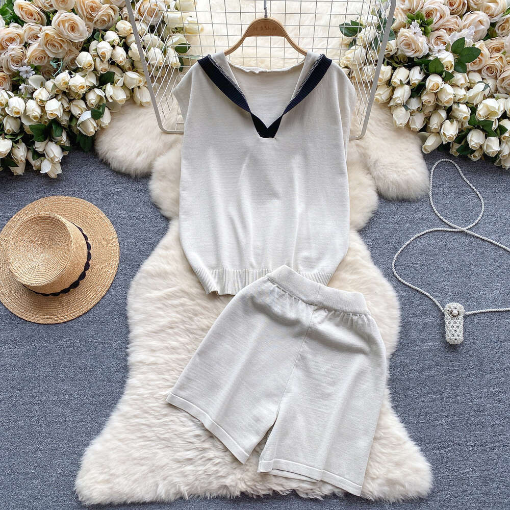 Korean version of womens lazy casual set with contrasting color hooded sweater loose and versatile wide leg shorts two-piece trendy set