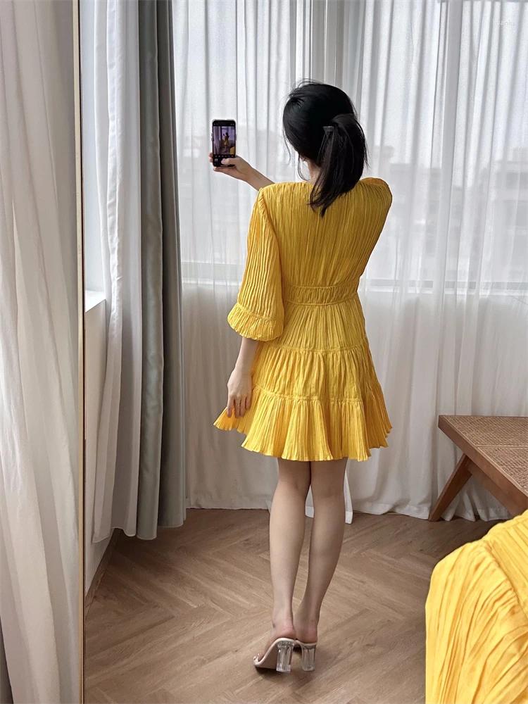 Casual Dresses Elegant Dress With Yellow Pleats V-neck High Waist Ruffled Edges 7/4 Bubble Sleeves Short Skirt That Looks White And Slim