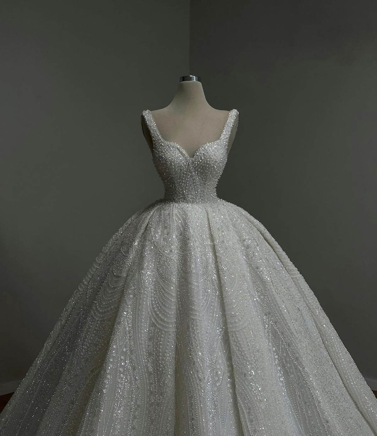 Luxury Ball Gown Wedding Dresses Sweetheart Beads Designer Lace Sequins Backless Zipper Court Gown Pleat Custom Made Bridal Plus Size Vestidos De Novi