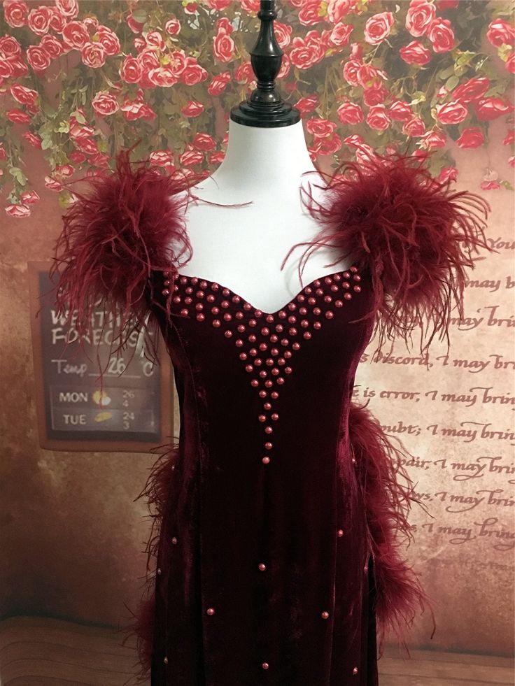 Vintage Burgundy Velvet Evening Dresses Feathers Bustle Victorian Elegant Formal Event Gowns Pearls Beaded Sleeveless Long A-Line Prom Dress For Women
