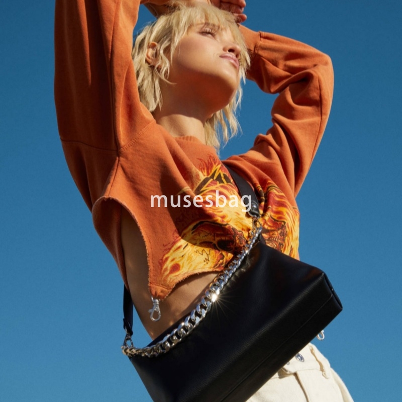 Advanced fashion new style French stick underarm bag with niche design single shoulder bag with soft leather texture small square crossbody bag