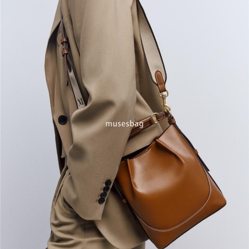 New Fashionable Brown Single Shoulder Bag Korean Edition Band Mouth Handheld Shoulder Bag Wide Shoulder Strap Band Mouth Water Bucket Bag