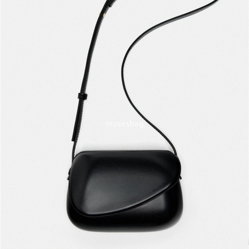 New fashionable and high-quality shell bag with niche design black shoulder bag with simple and generous box style crossbody bag