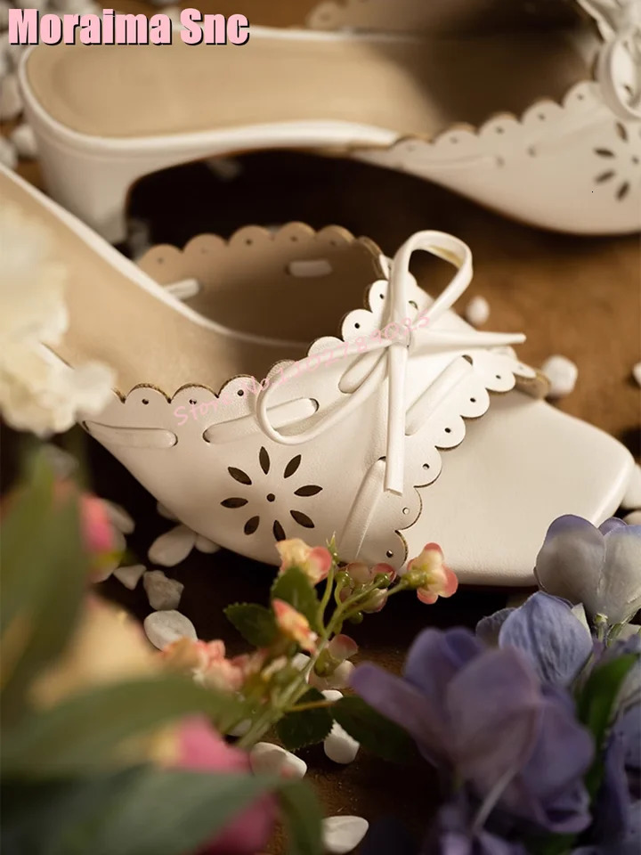 Fashionable hollow flower bow slider square shoelace UIP block middle heel retro elegant womens shoes 2024 summer model 240606