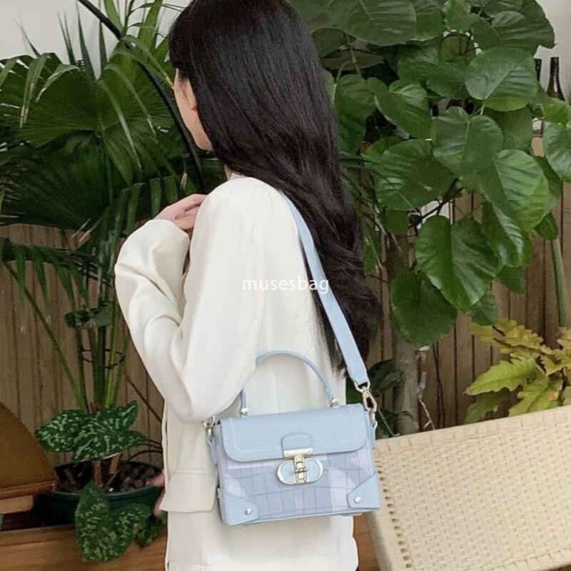 High end and fashionable small fragrant wind ice blue shoulder bag new fashionable and stylish small square bag commuting crossbody bag