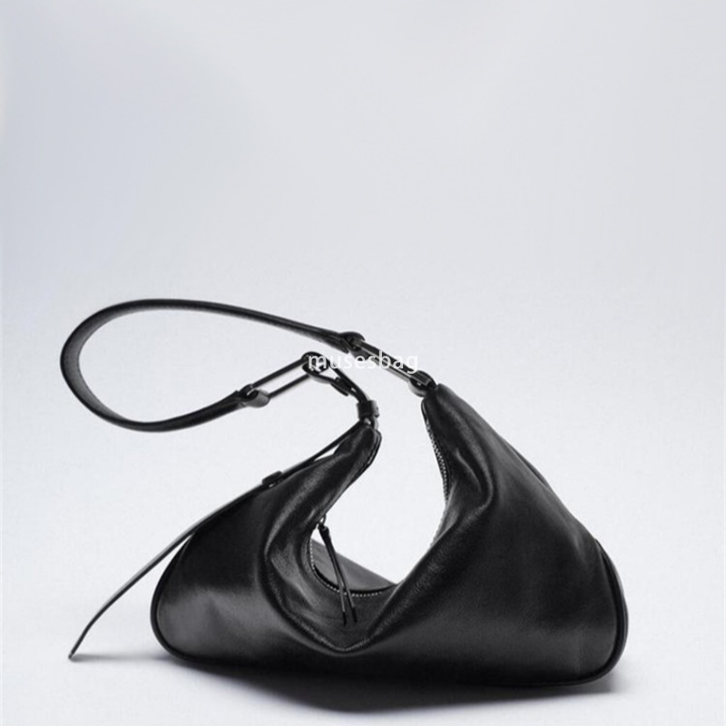 New niche law stick underarm bag black leather high-end feel 100 pairs of bills of lading shoulder bag essential for commuting
