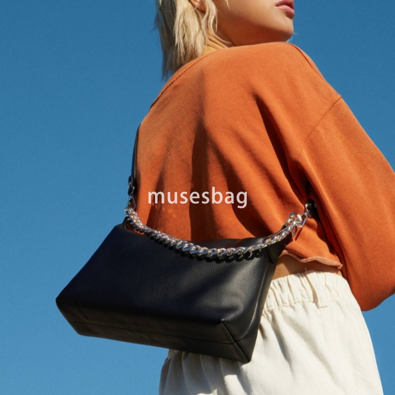 Advanced fashion new style French stick underarm bag with niche design single shoulder bag with soft leather texture small square crossbody bag
