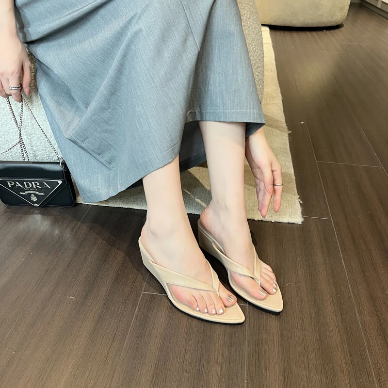 Summer Womens Slide Fashion Narrow Band Slide High Weight Heel Slide Outdoor Beach Slide Flip Shoes Holiday Shoes 240606